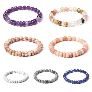 Détail de bracelets en perles de pierre naturelle 8mm aux couleurs variées