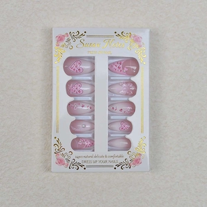 Détail de 24 faux ongles roses avec nœud, perle et motifs de cœur en léopard