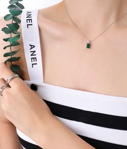 Dettaglio della collana con pendente in zircone verde smeraldo placcata oro 18k su modella