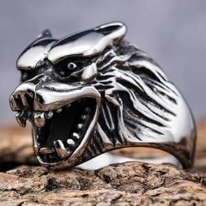 Dominant wolf head ring in vintage silver finish with realistic engraved fur textures