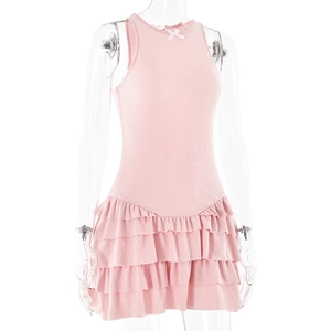 Détail de la robe rose sans manches en maille côtelée avec volants étagés et petit nœud