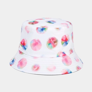 Détail d'un chapeau bob en coton blanc avec des pois aquarelle aux motifs floraux