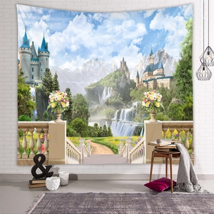 Detail eines Wandteppichs mit Fantasieschloss und Wasserfall in einem gemütlichen Zimmer