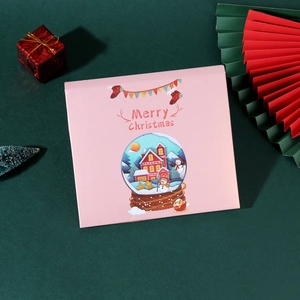 Roze adventskalender doos met sneeuwbol illustratie en Merry Christmas tekst opdruk