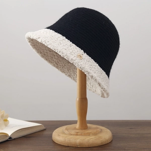 Élégant chapeau bob en tricot noir et blanc avec bord en laine chaude et plaque dorée JS