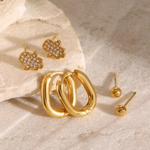 Drei Paar goldene Edelstahl-Ohrringe mit Hamsa-Hand und Creolen-Designs im Set