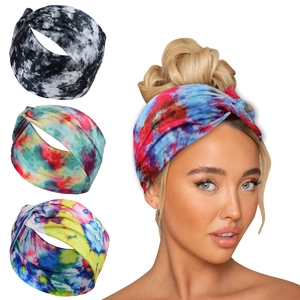 Dettaglio di fasce annodate tie-dye in vari colori indossate da una modella di moda