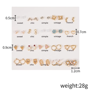 Detail von 20 Paar goldenen Ohrringen mit Perlen, Strasssteinen und Herzformen