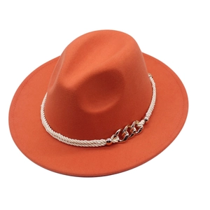 Chapeau fedora orange en feutre de laine avec corde tressée blanche et chaîne dorée