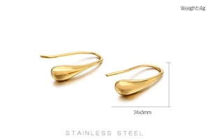 Detail view of gold stainless steel teardrop earrings with dimensions 24x5mm and 4g weight