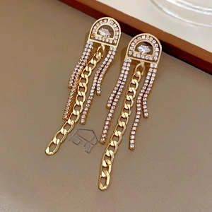 Elegante goldene Fransenohrringe mit Strasssteinen und Quasten auf Leder