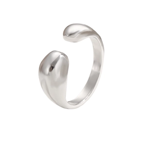 Nahaufnahme des polierten silbernen minimalistischen Rings mit asymmetrischen Tropfenenden