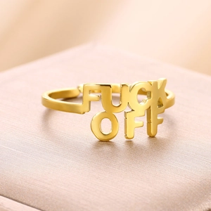 Makroaufnahme eines verstellbaren Goldrings mit markantem FUCK OFF Buchstabendesign