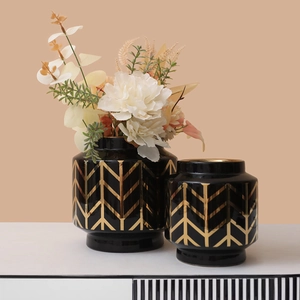 Set di vasi moderni in ceramica nero e oro con motivi geometrici e fiori bianchi