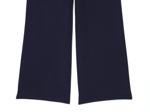 Gros plan détaillé du pantalon bleu marine à taille haute montrant la texture et l'ourlet