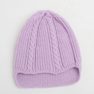 Detailaufnahme der hellvioletten Strickmütze mit Zopfmuster und feiner Textur