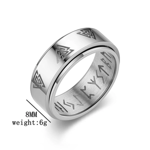 Detalle del anillo giratorio Viking Valknut de 8mm con runas y peso especificado de 6g