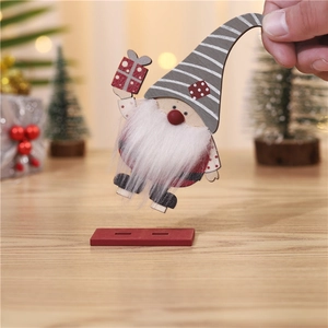 Gnome de Noël en bois fait main avec chapeau rayé gris et boîte cadeau rouge