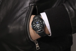 Reloj de hombre con fase lunar y números romanos usado con una chaqueta de cuero