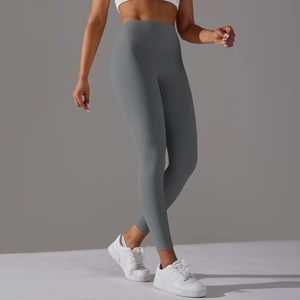 Détail du legging de yoga gris taille haute avec design sans couture effet push-up