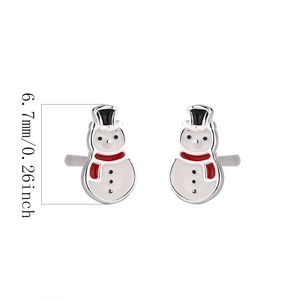 Gros plan de boucles d'oreilles bonhomme de neige en argent S925 avec détails de 6,7 mm