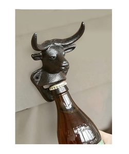 Detalle del abridor de botellas de pared de hierro fundido con forma de toro retro