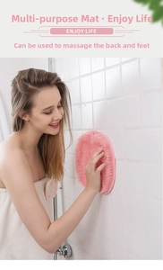 Tappetino doccia in silicone rosa con setole massaggianti e ventose sulla parete