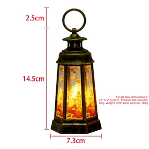 Détail d'une lanterne de Noël avec motif Père Noël et bougie LED en bronze