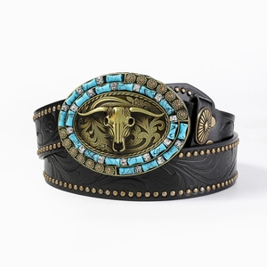 Détail de ceinture en cuir style cow-boy western, boucle tête de taureau ornée de turquoise.