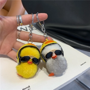 Süße Plüsch-Enten-Schlüsselanhänger in Gelb und Grau mit Helmen und Sonnenbrillen