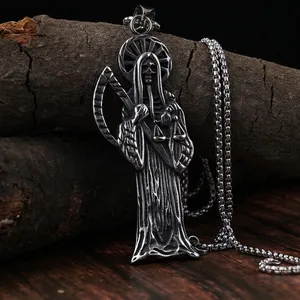 Collier Gothique Faucheuse avec faux et balance sur fond de bois vintage