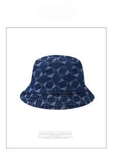 Nahaufnahme des blauen Denim-Anglerhuts mit Jacquard-Diamant-Geometriemuster