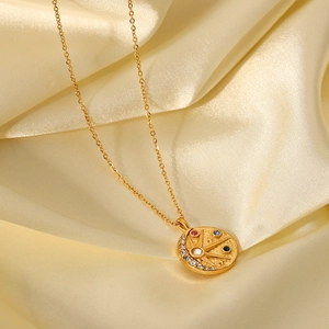 Collier en acier doré 18K avec pendentif soleil lune et oxydes de zirconium colorés