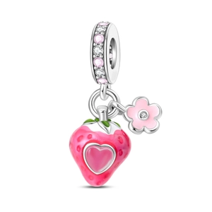 Makroaufnahme von Erdbeer-Charm aus Silber mit rosa Emaille-Herz und Blumenanhänger
