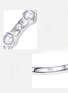 Détail macro d'une bague en argent 925 avec perle incrustée et zircon cubique 5A