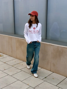 Street style λήψη από λευκό βαμβακερό μακρυμάνικο μπλουζάκι με κόκκινη στάμπα