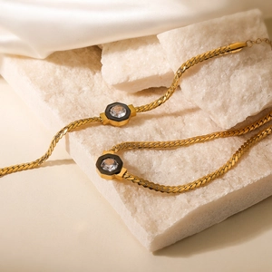 Elegante collana placcata oro 18K con ciondolo esagonale in zircone su pietra