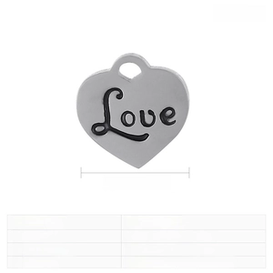 Vue détaillée du pendentif cœur en acier inoxydable 14x14mm avec gravure Love