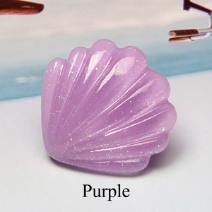 Macro d'un accessoire coquillage en résine violette avec paillettes irisées et finition brillante