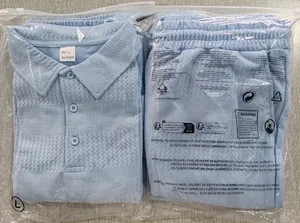 Trama a nido d'ape dettagliata del set polo azzurro con bottoni ed etichetta in poliestere