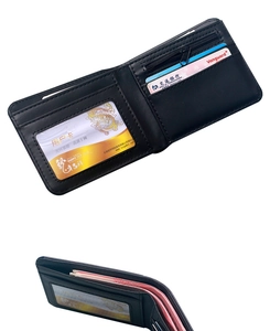 Dettaglio del portafoglio nero bifold con fessure per carte e tasca portamonete con zip