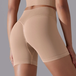 Vue macro d'un short de yoga sans couture à taille haute avec texture côtelée et push-up