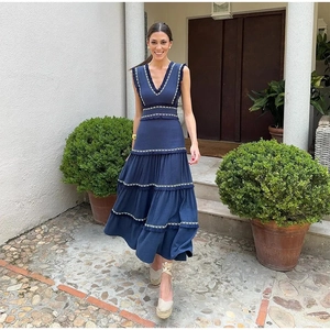 Robe longue bleu foncé sans manches avec col en V, broderie blanche et jupe à plusieurs niveaux