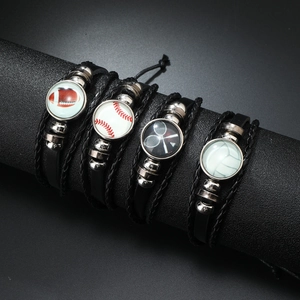 Vue détaillée de quatre bracelets en cuir de sport avec perles de verre motifs football