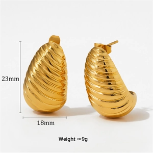 Détail de boucles d'oreilles dorées avec texture spirale et mesure de hauteur de 23 mm
