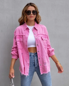 Detail der rosa Jeansjacke mit ausgefransten Kanten und hochwertigen Metallknöpfen