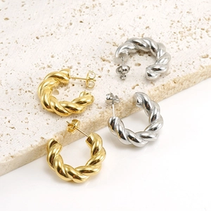 Gedrehte Edelstahl-Creolen in Gold und Silber mit C-förmigem Design für Frauen