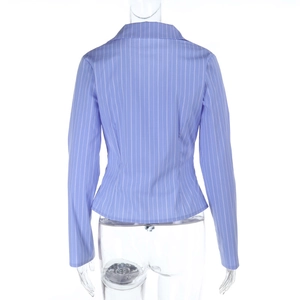 Dettaglio del retro di una camicia a maniche lunghe a righe azzurre con taglio aderente