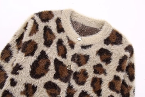Detailansicht der flauschigen Strickjacke mit Leopardenmuster und Metallknöpfen