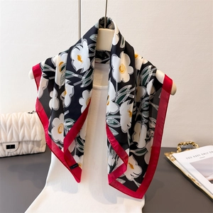 Seidig glänzendes quadratisches Halstuch mit Blumenmuster und rotem Rand Design